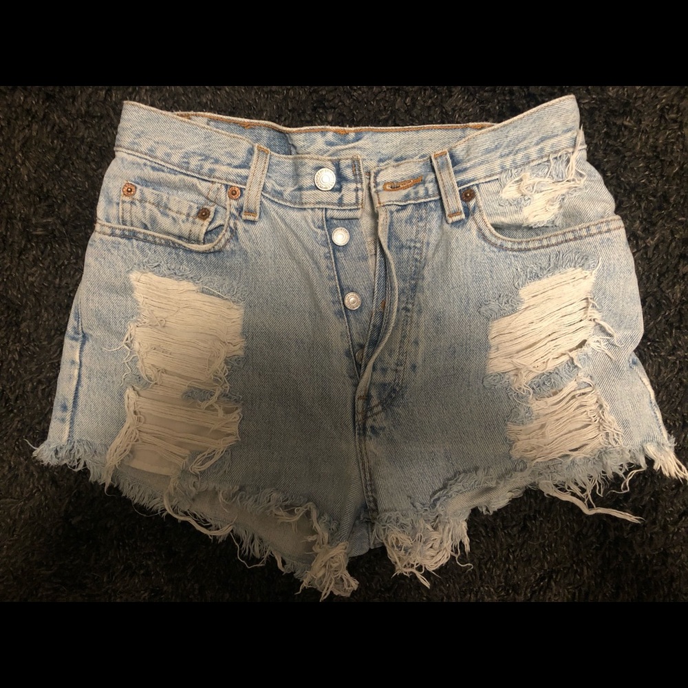 SOLD - Levi denim shorts - Picture 4 of 5